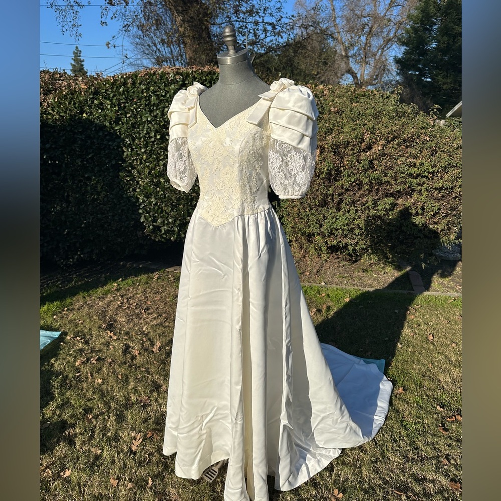 Elegant Off White Wedding Dress